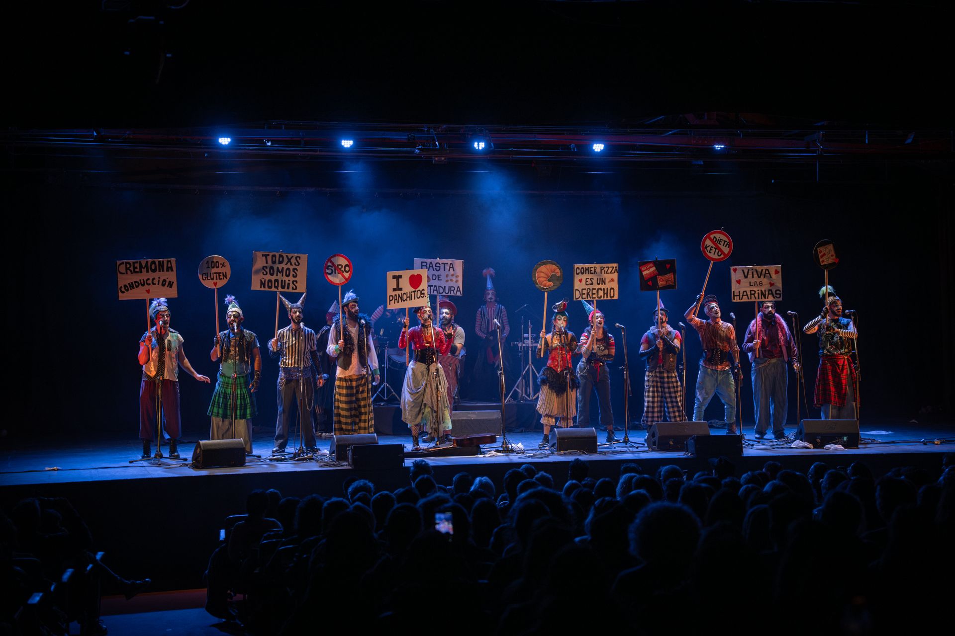 La murga completa en el escenario con carteles